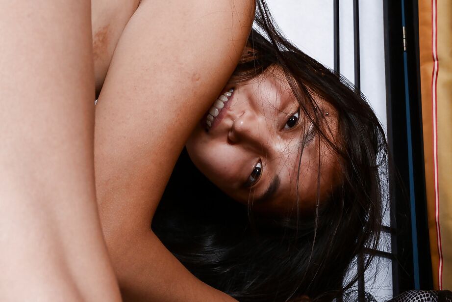 16P La asiática Rapunzel Lee muestra sus pezones perforados y su lindo coño