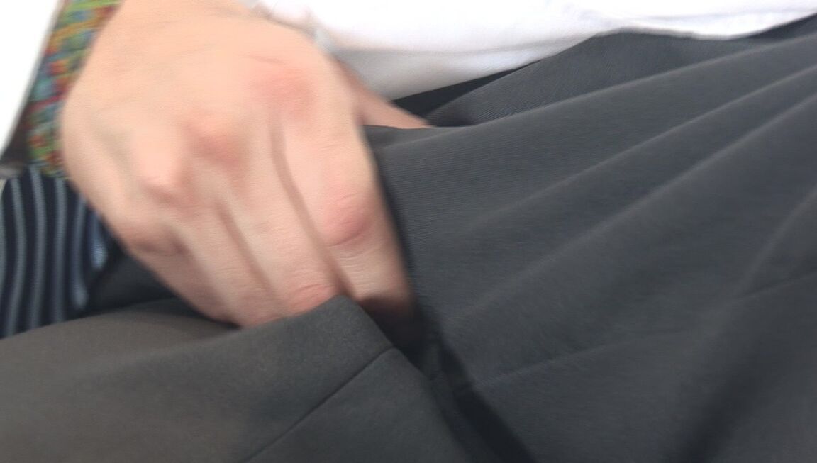 21P 角質のゲイのアンドレアスがソファで口とろくでなしの巨大なペニスを受け入れる