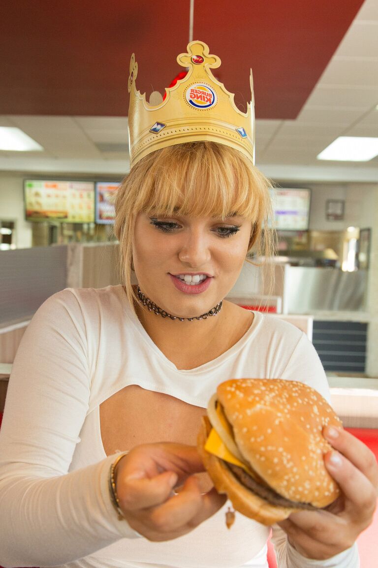 11P A adolescente safada Gwen Stanberg lambe seus peitos grandes no restaurante Burger King