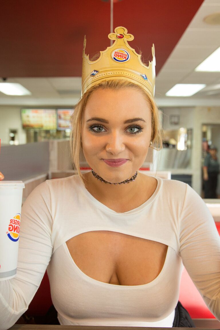 11P A adolescente safada Gwen Stanberg lambe seus peitos grandes no restaurante Burger King