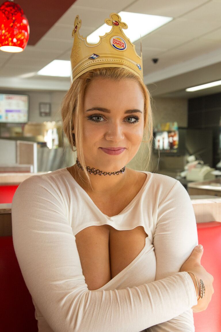 11P A adolescente safada Gwen Stanberg lambe seus peitos grandes no restaurante Burger King