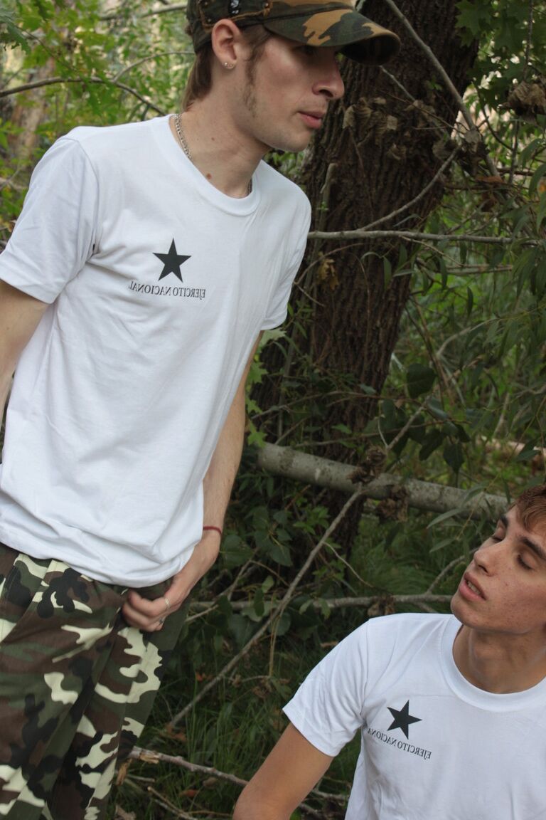 21P Kinky gay Evan se fait sucer la bite avant de la mettre dans le cul de son ami