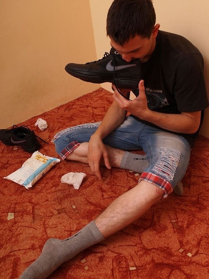21P La morena cachonda Eryk se folla sus zapatos malolientes y masajea sus pies sexys