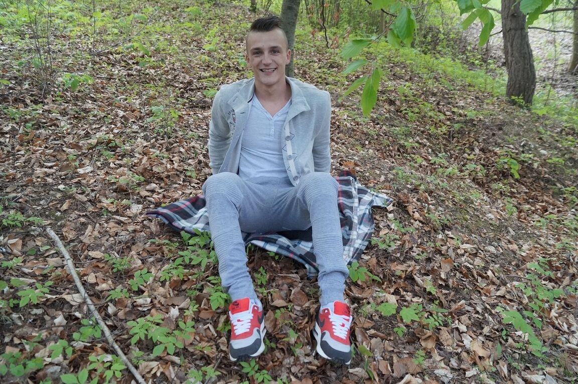 21P O pequeno Dom Ully tira a roupa na floresta e se masturba