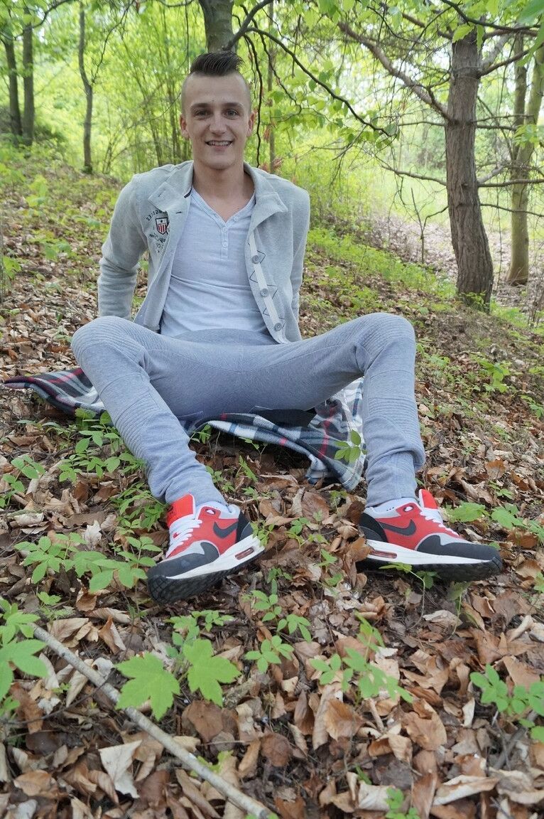 21P O pequeno Dom Ully tira a roupa na floresta e se masturba