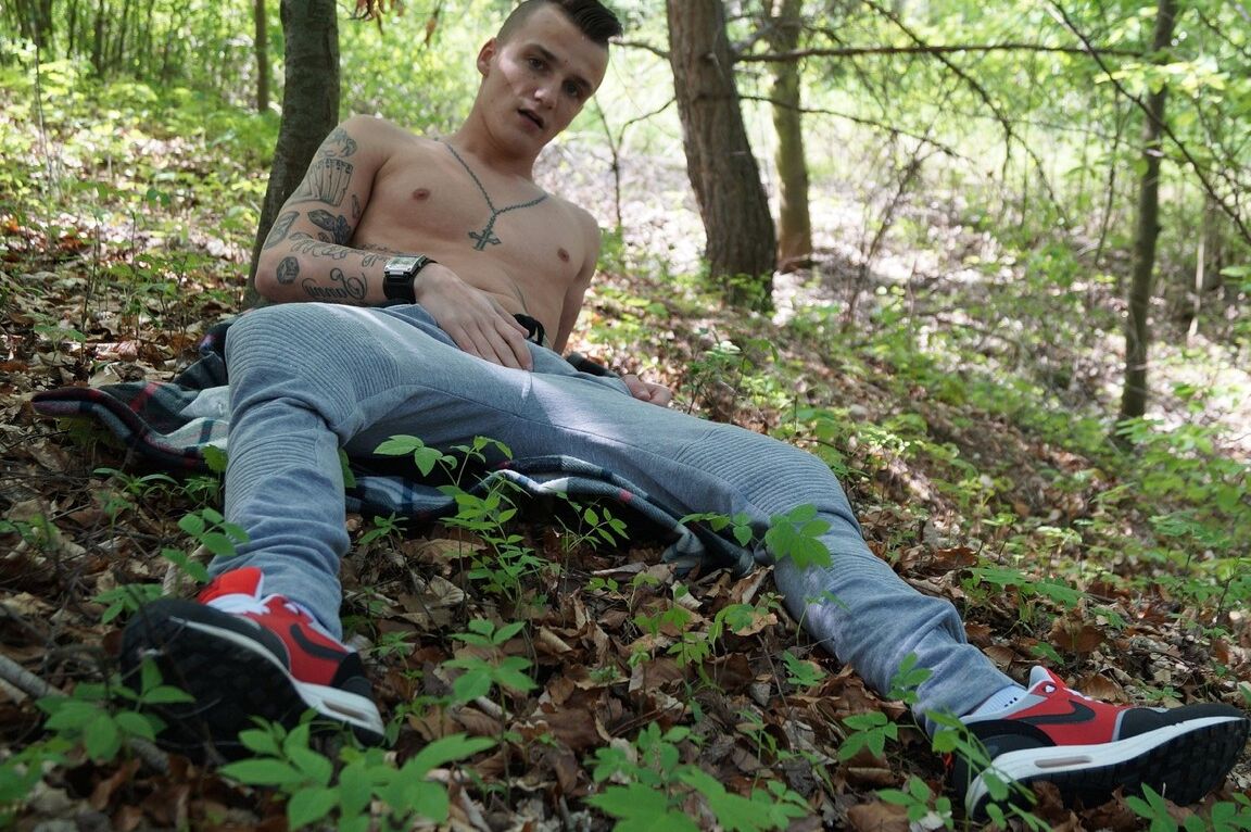21P O pequeno Dom Ully tira a roupa na floresta e se masturba