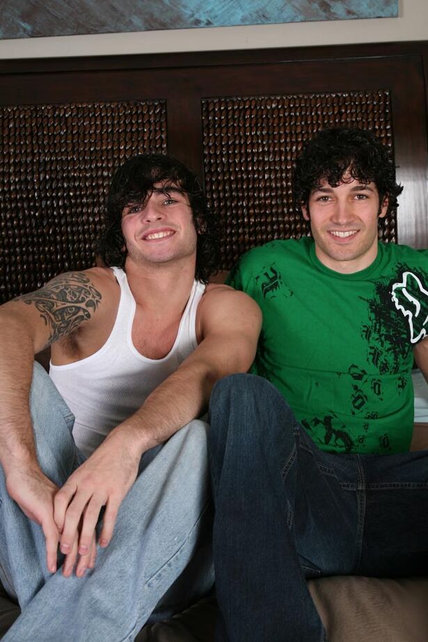 21P Os colegas de quarto morenos gays Teo e Silas gostam de sexo anal oral e doggystyle