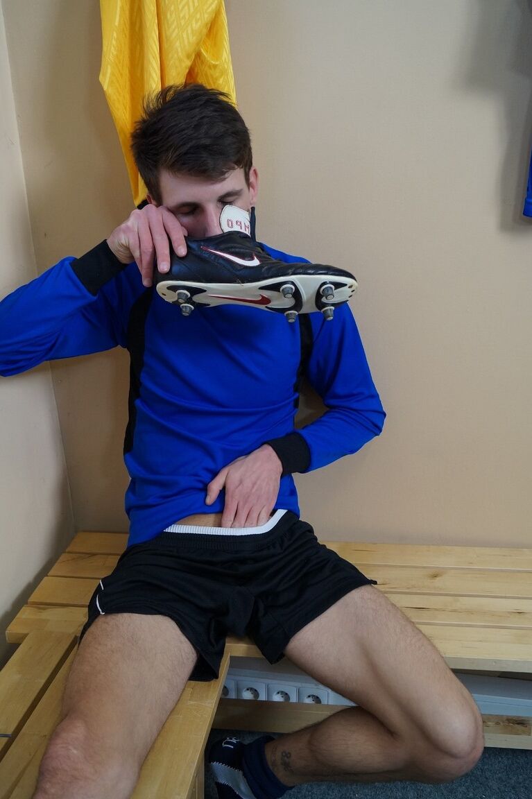 21P Gay soccer player Jesse Jenkins toe sucking & masturbating in the locker room