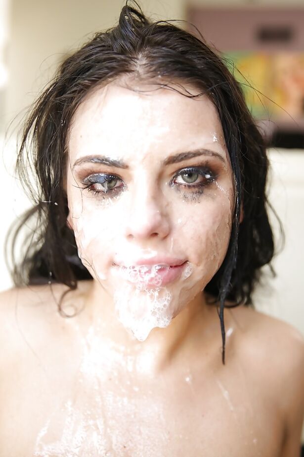 16P La estrella porno morena Adriana Chechik chupando pollas enormes durante una mamada