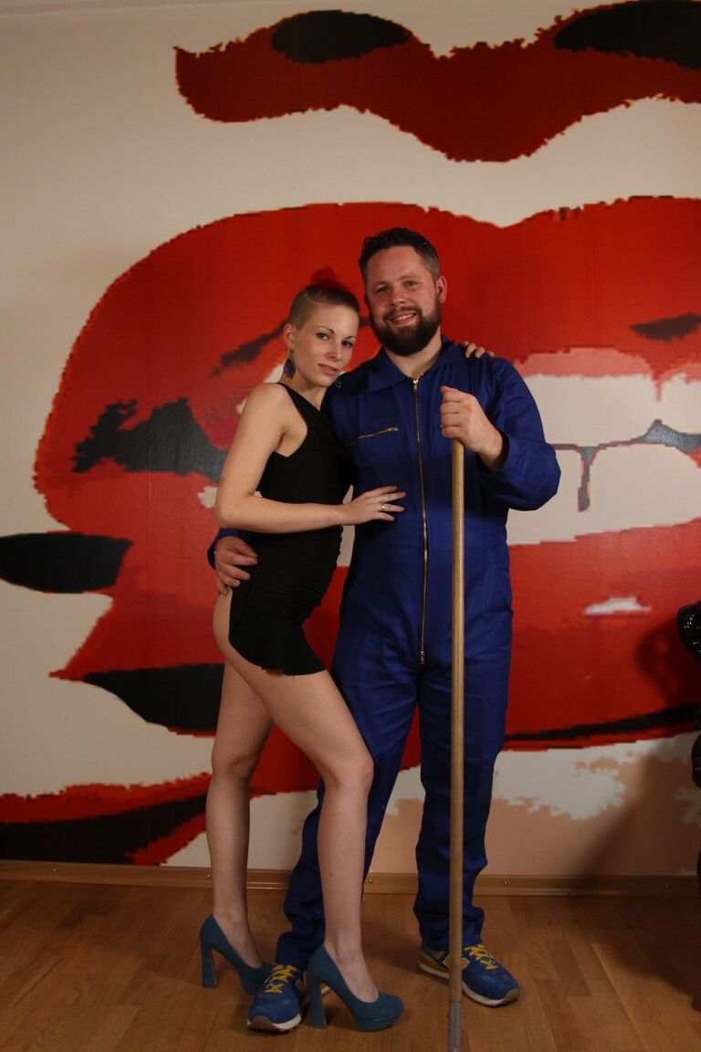 21P A gata europeia Sunny Sin tira o vestido e monta o dong de um zelador em uma cadeira