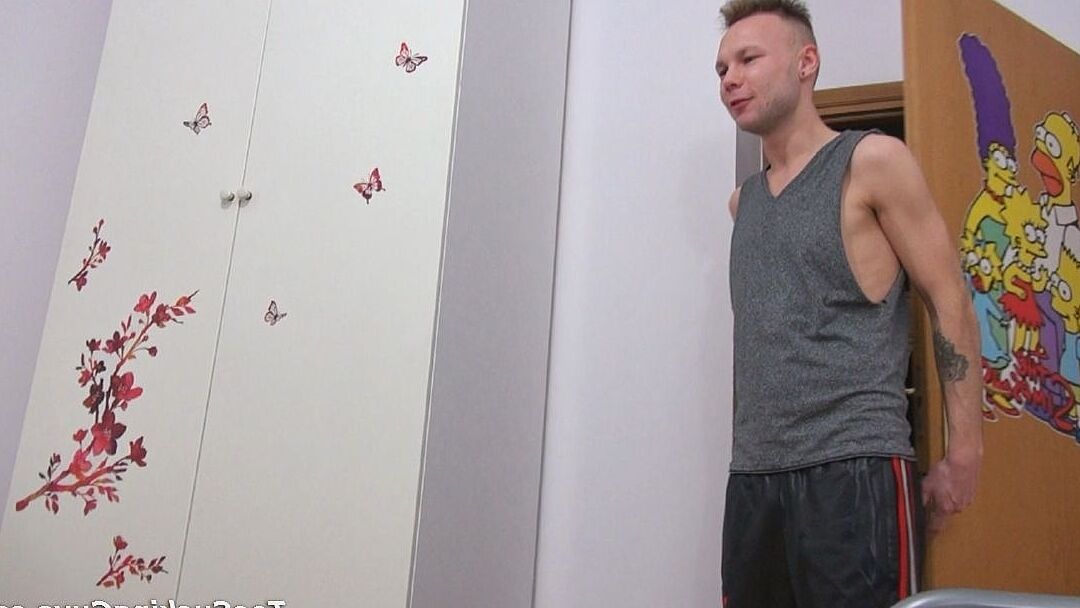 21P O garanhão loiro Javor agradece a Gizzy por uma massagem nos pés fodendo sua bunda