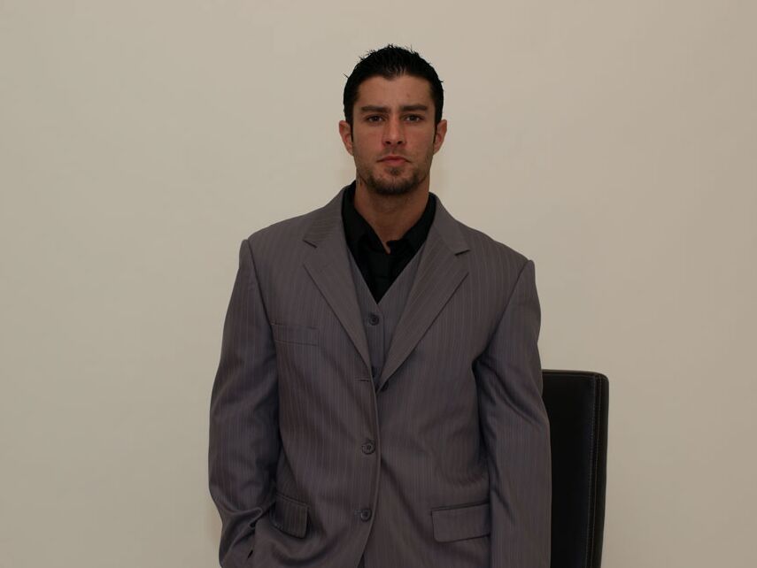 21P Le bel homme d'affaires Cody Cummings sort sa verge et se masturbe