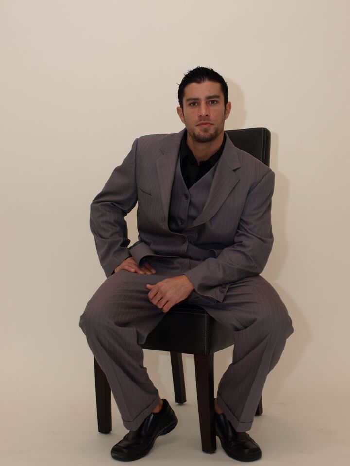 21P Le bel homme d'affaires Cody Cummings sort sa verge et se masturbe