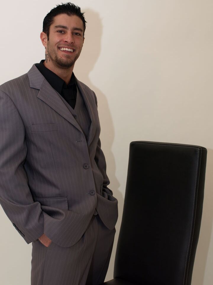 21P Le bel homme d'affaires Cody Cummings sort sa verge et se masturbe