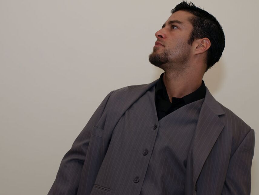 21P Le bel homme d'affaires Cody Cummings sort sa verge et se masturbe