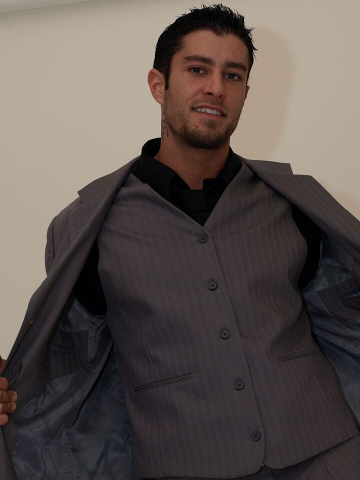 21P Le bel homme d'affaires Cody Cummings sort sa verge et se masturbe