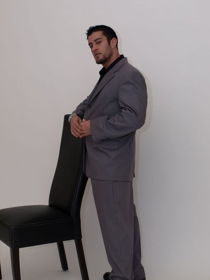 21P Le bel homme d'affaires Cody Cummings sort sa verge et se masturbe
