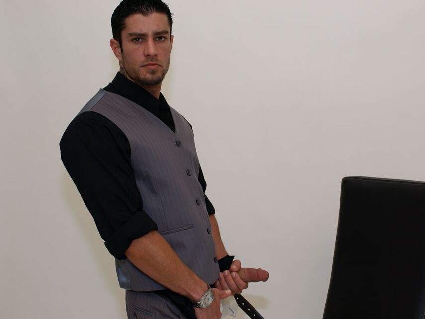 21P Le bel homme d'affaires Cody Cummings sort sa verge et se masturbe