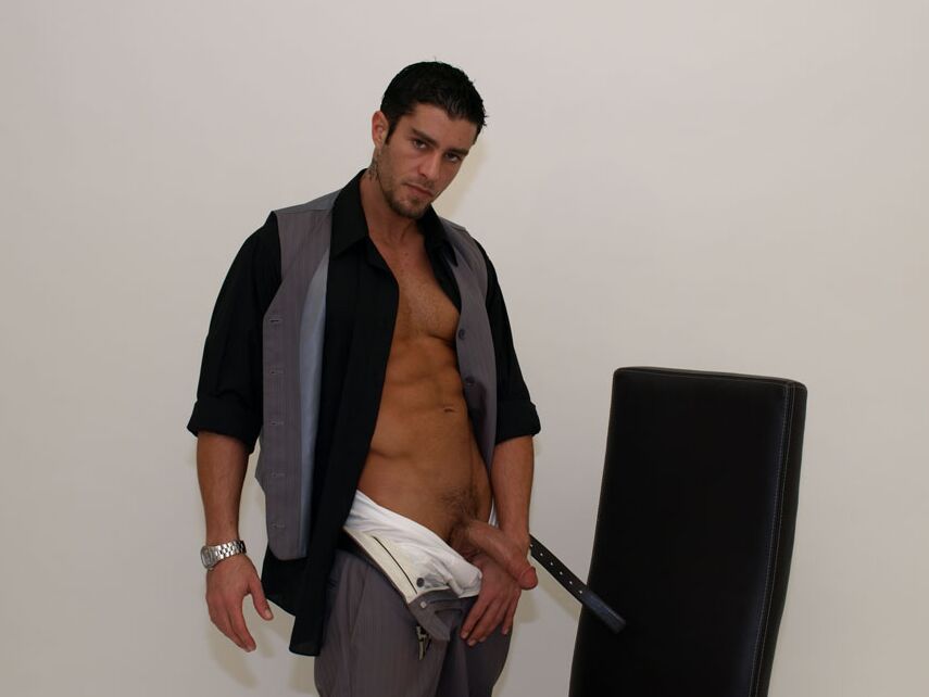 21P Le bel homme d'affaires Cody Cummings sort sa verge et se masturbe