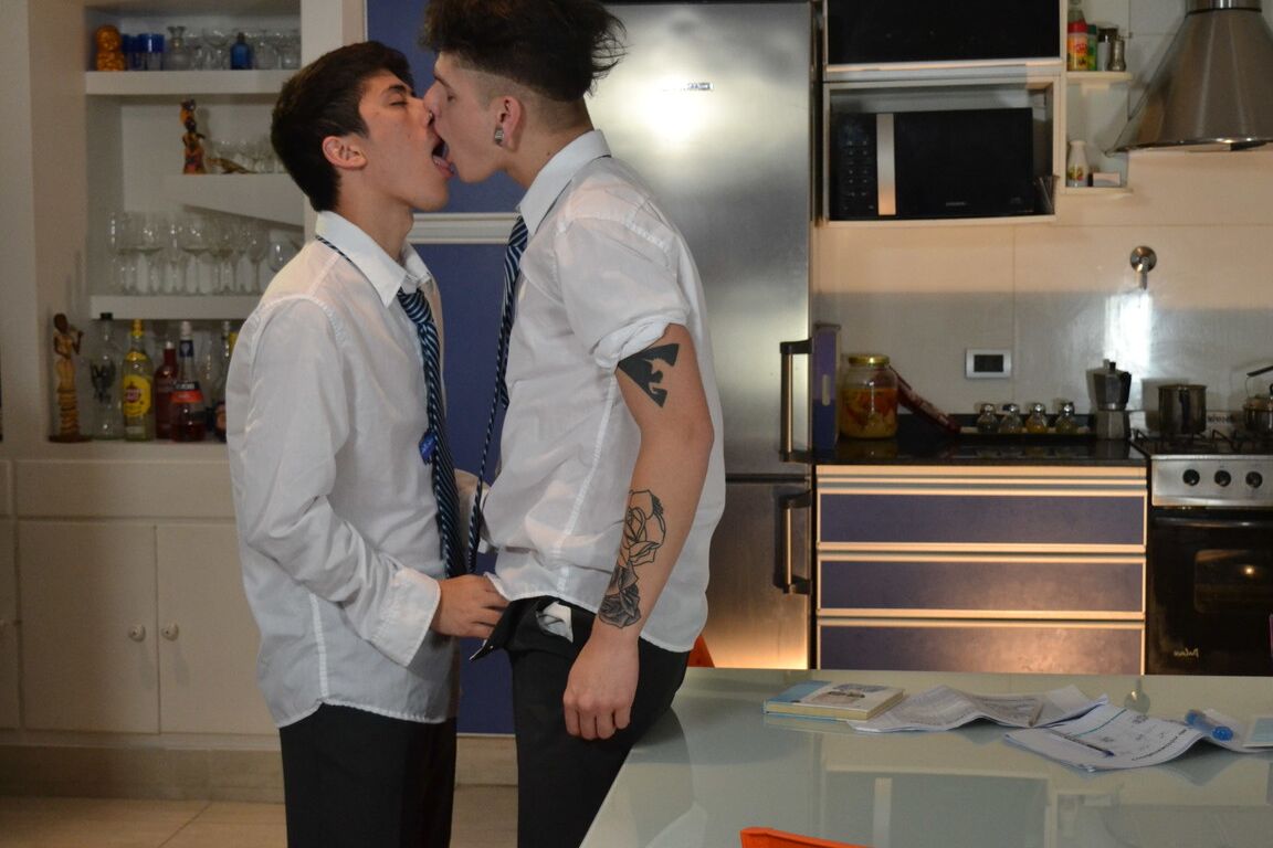 21P Jovencito moreno es inclinado y follado por el culo a lo perrito por su novio punk