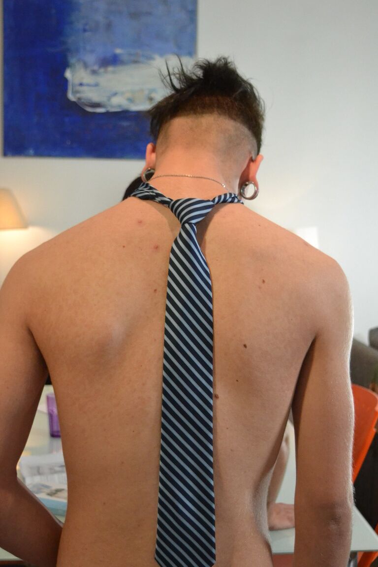 21P Jovencito moreno es inclinado y follado por el culo a lo perrito por su novio punk