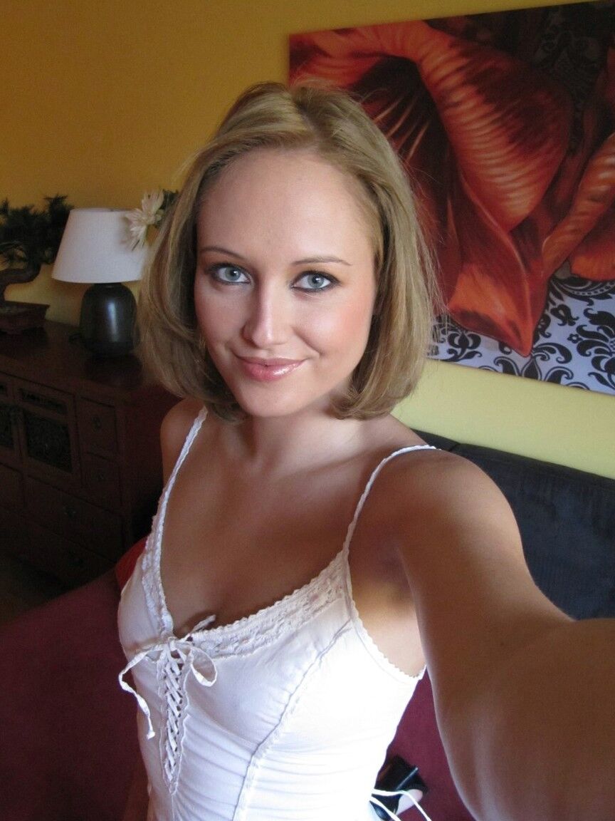 15P Rubia amateur se toma fotos de sus pechos bronceados mientras se desnuda