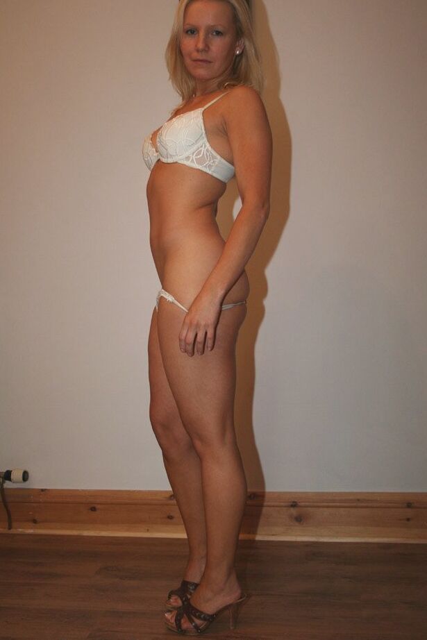 21P Lucy R, petite amie mince, se fait baiser sur la chaise et sur la table en bois