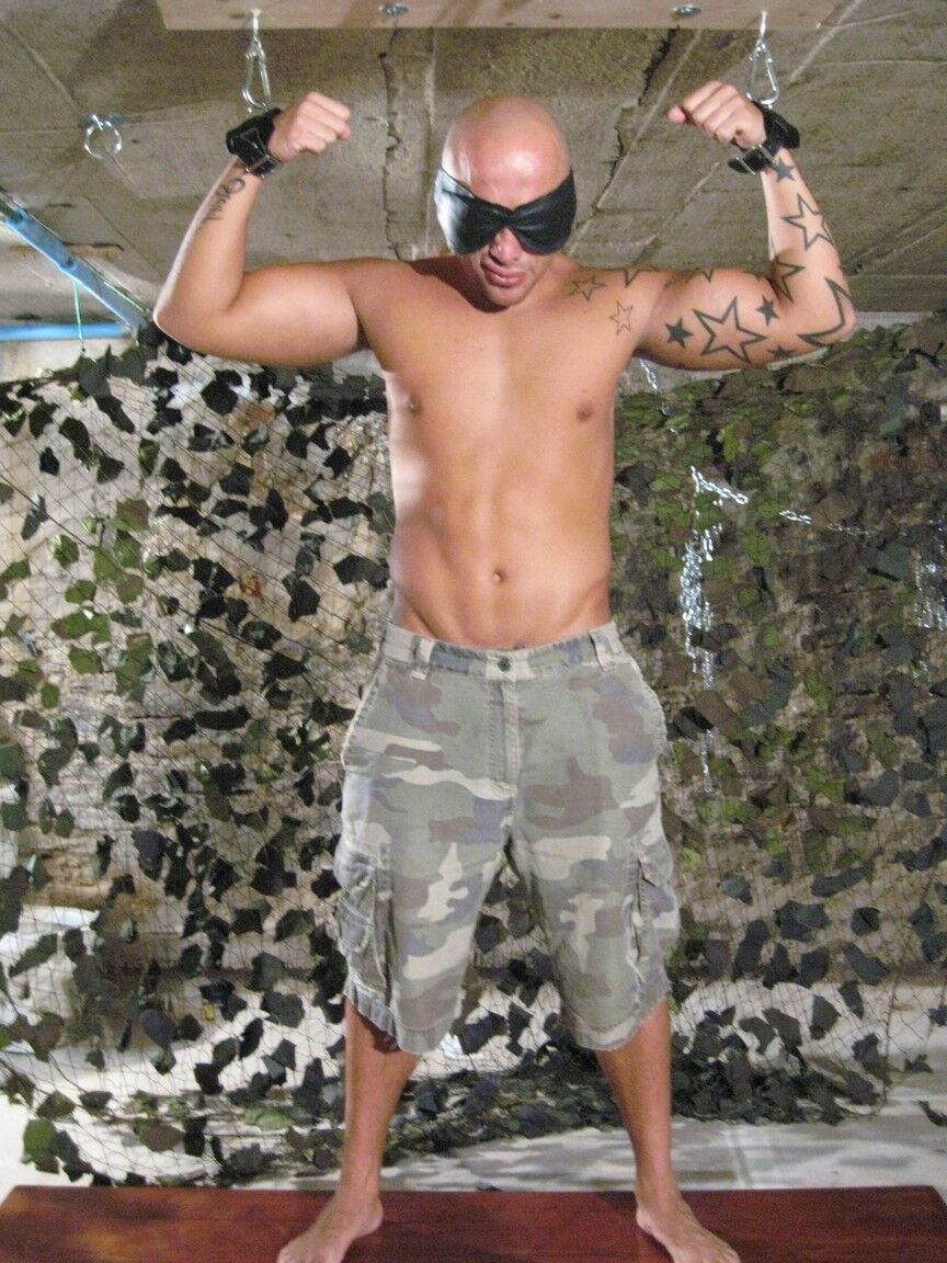 21P Gays excêntricos em uniformes militares transam com um careca capturado em uma mesa