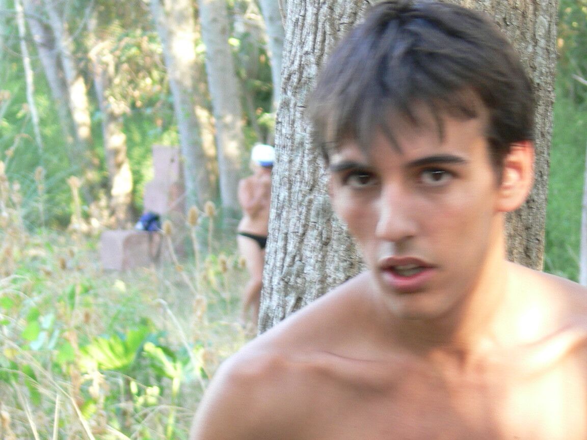 21P Adorables twinks morenos tienen sexo anal en el bosque después de salir a caminar