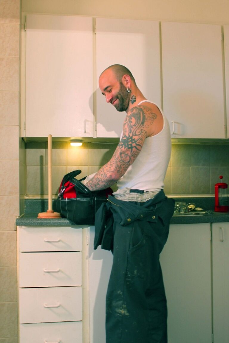 21P O negro gay Sam Swift fazendo sexo anal com um reparador branco pendurado