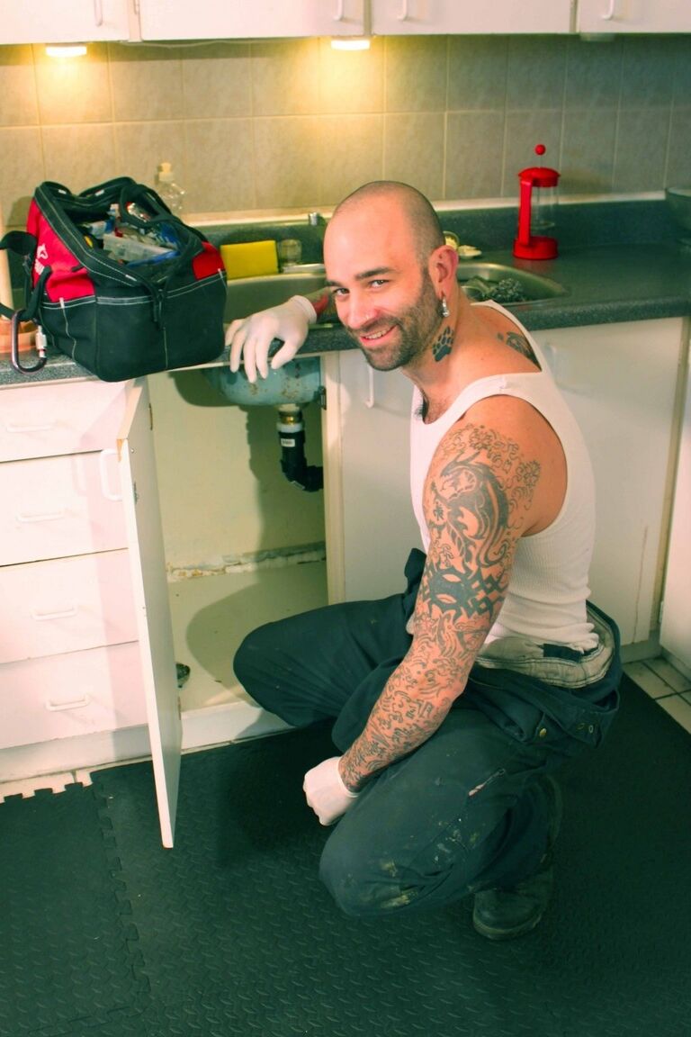 21P O negro gay Sam Swift fazendo sexo anal com um reparador branco pendurado