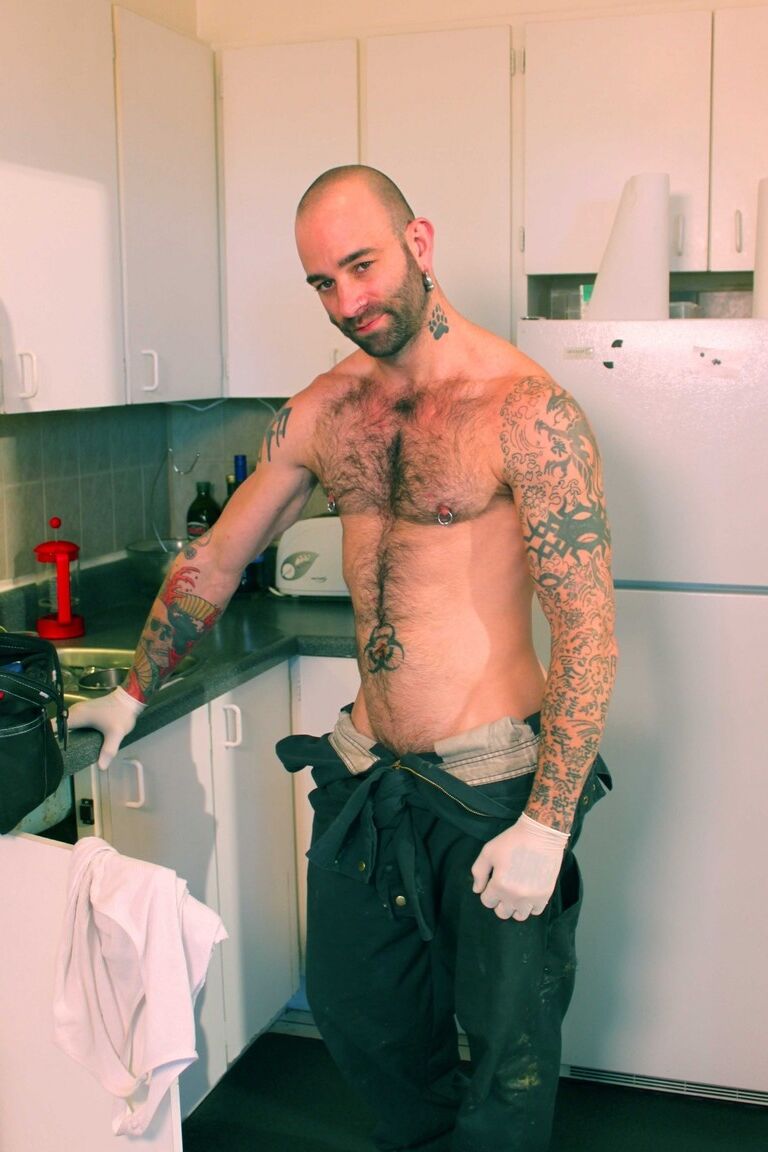 21P O negro gay Sam Swift fazendo sexo anal com um reparador branco pendurado