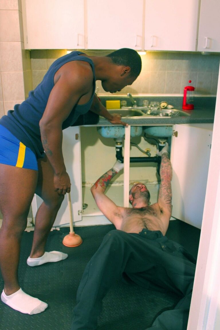 21P O negro gay Sam Swift fazendo sexo anal com um reparador branco pendurado