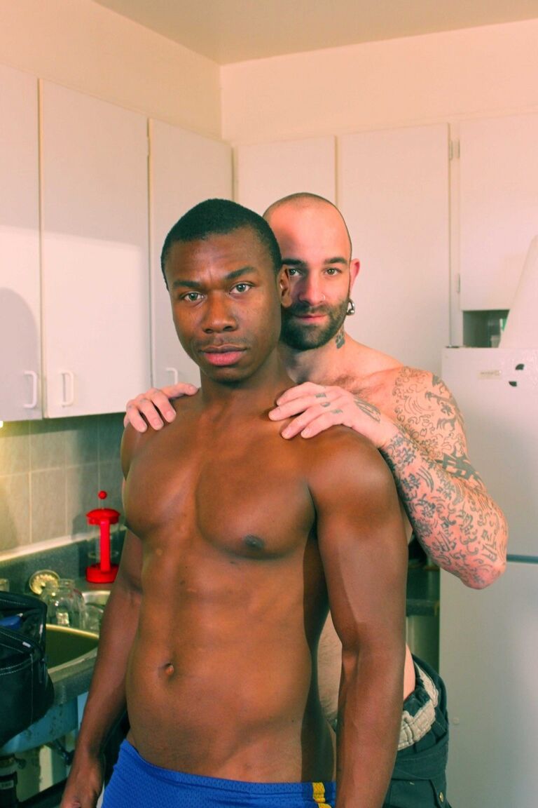 21P O negro gay Sam Swift fazendo sexo anal com um reparador branco pendurado