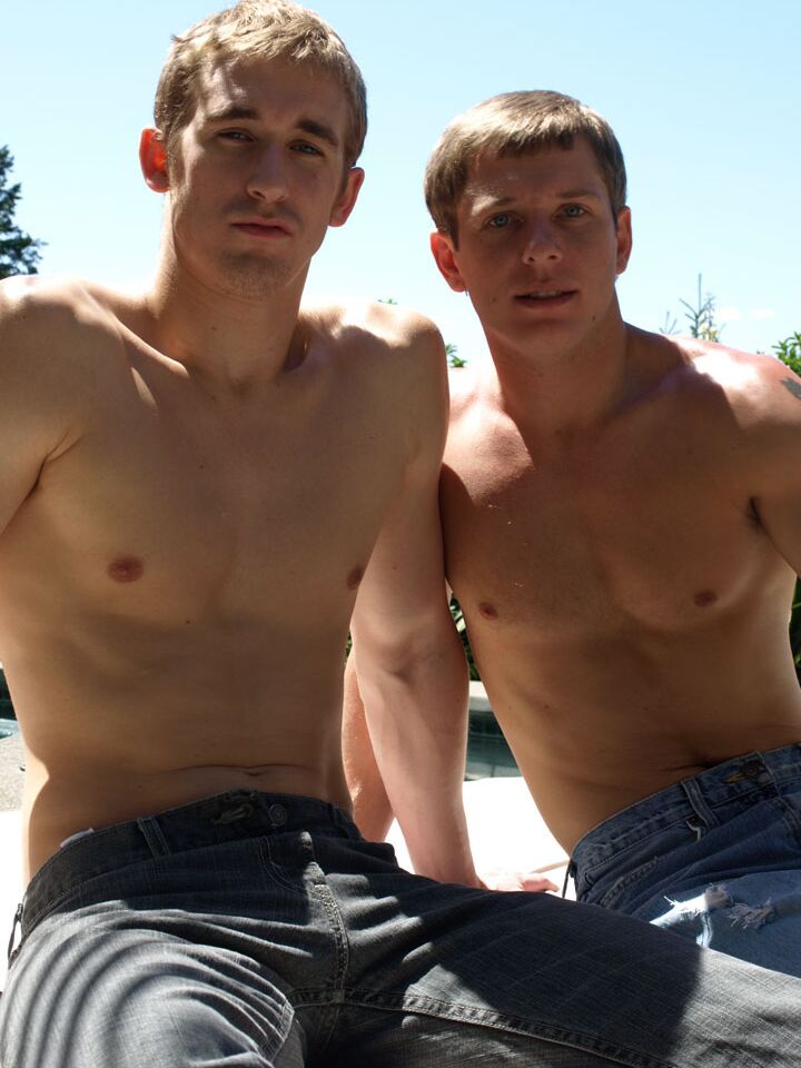 21P El gay rubio Tommy D le da placer oral a su lindo y alto novio Mason al aire libre