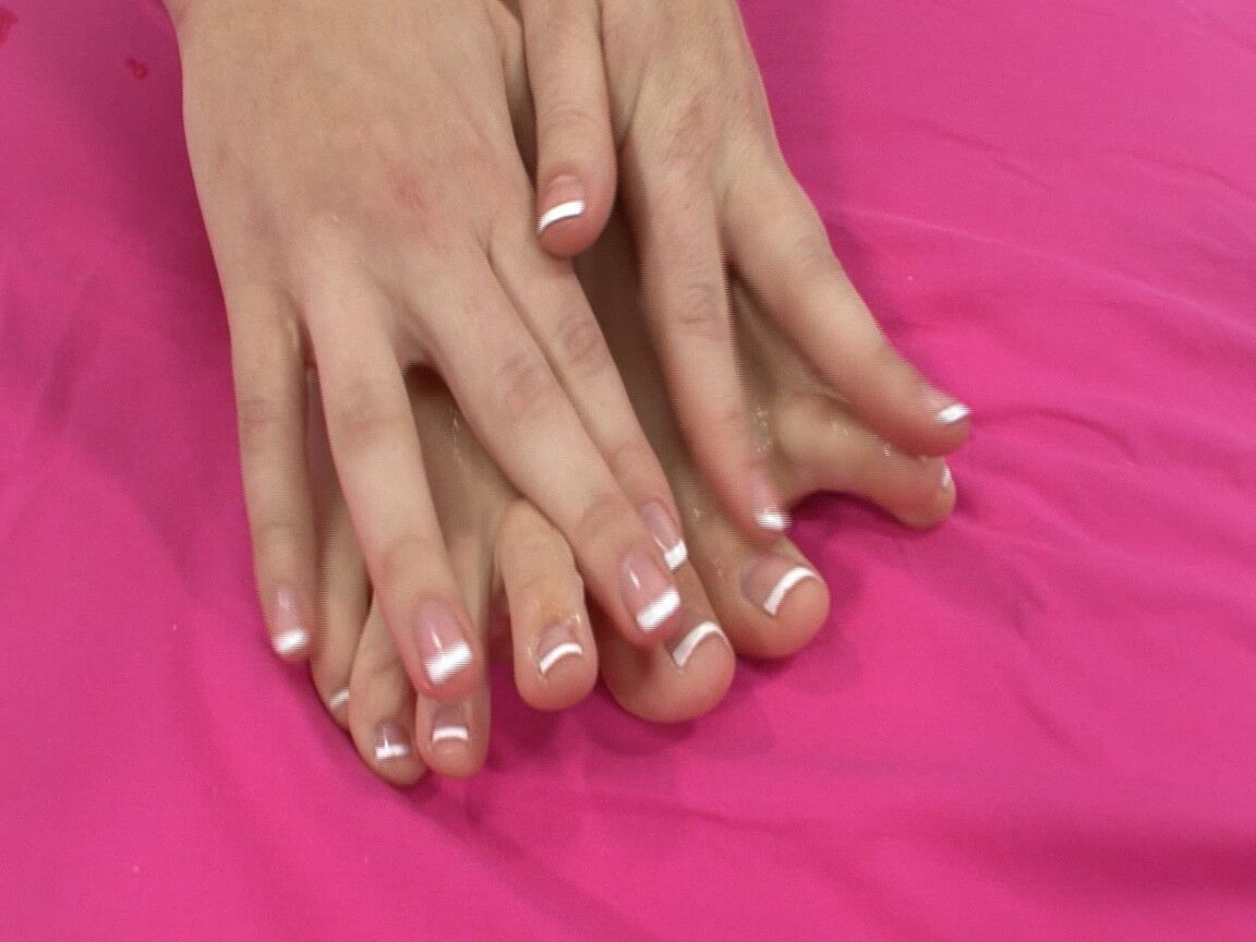 14P La caliente estrella porno Taylor Daye hace una paja con los pies y se masturba antes del sexo