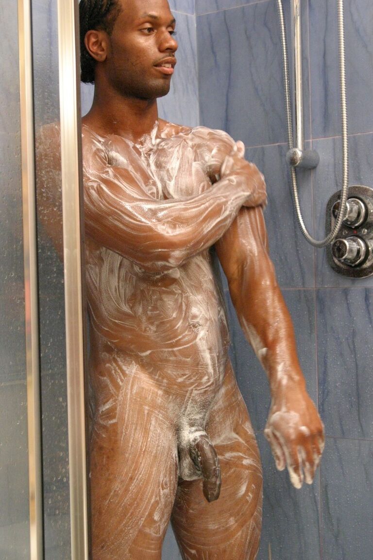21P Tone, un beau mec noir, prend une douche chaude et branle son énorme bâton de viande