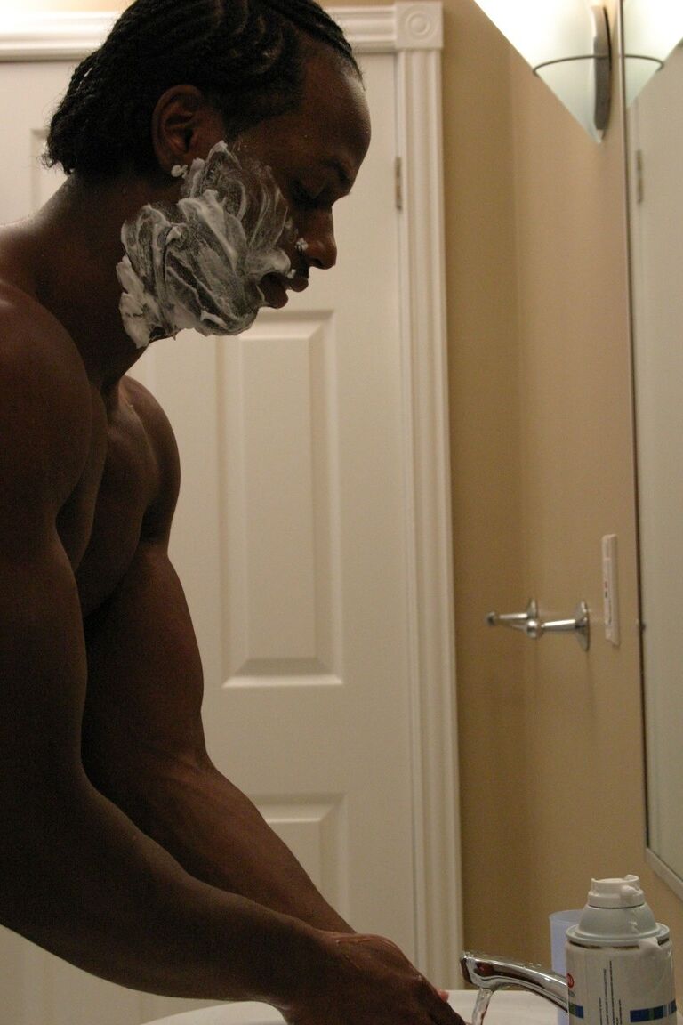 21P Tone, un beau mec noir, prend une douche chaude et branle son énorme bâton de viande