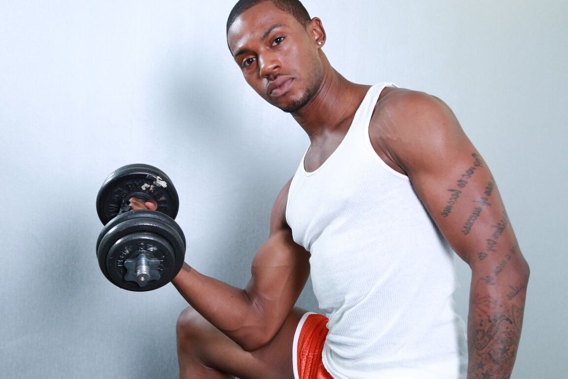 Die 21P-Homosexuellen Draven Torres und Krave Moore genießen einen IR-Fick im Fitnessstudio