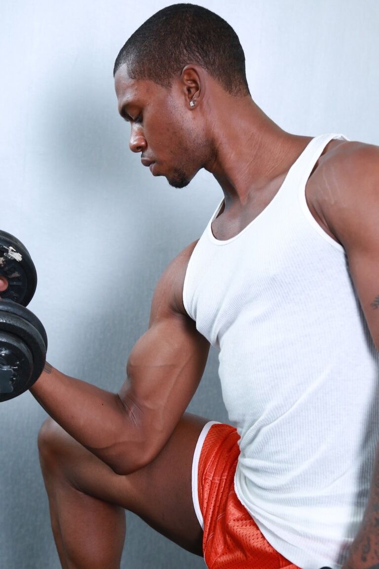 Die 21P-Homosexuellen Draven Torres und Krave Moore genießen einen IR-Fick im Fitnessstudio