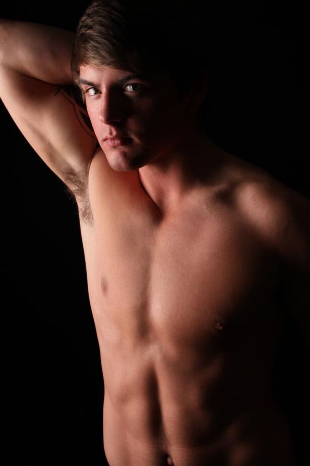 21P Simon Dempsey, un joli garçon gay, montre son corps athlétique