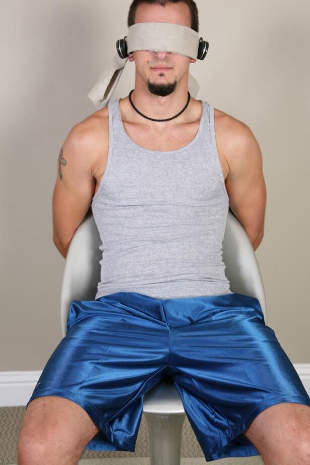 19P Phenix, brune attachée et aux yeux bandés, reçoit un BJ torride de son copain gay Bryan