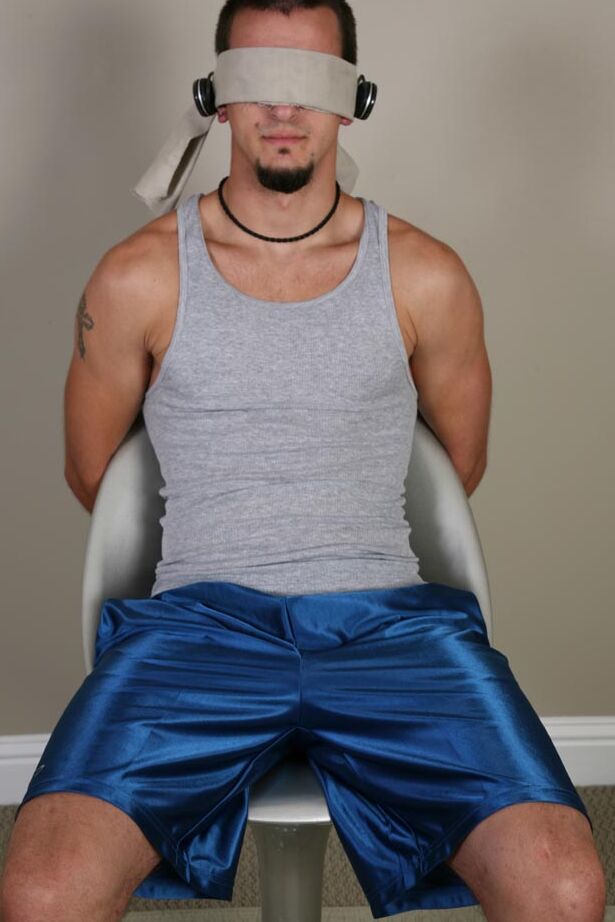 19P Phenix, brune attachée et aux yeux bandés, reçoit un BJ torride de son copain gay Bryan