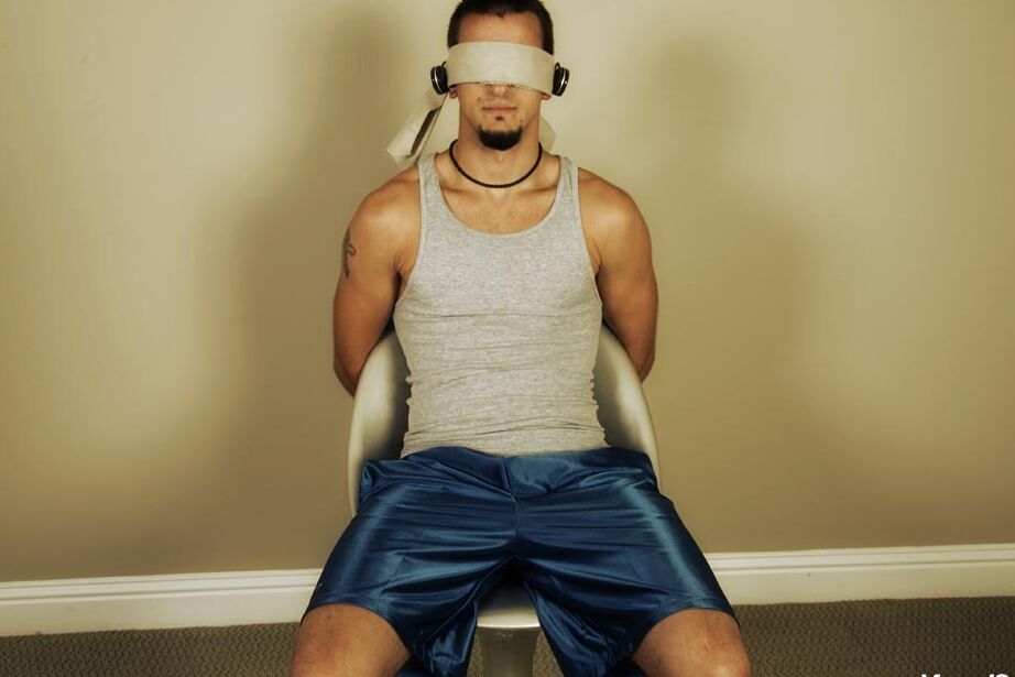 19P Phenix, brune attachée et aux yeux bandés, reçoit un BJ torride de son copain gay Bryan