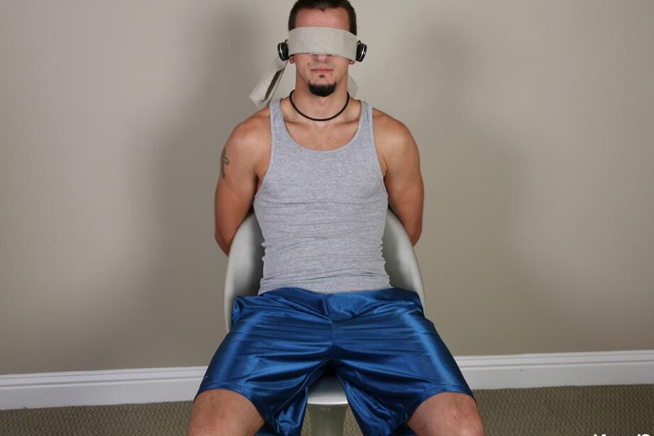 19P Phenix, brune attachée et aux yeux bandés, reçoit un BJ torride de son copain gay Bryan
