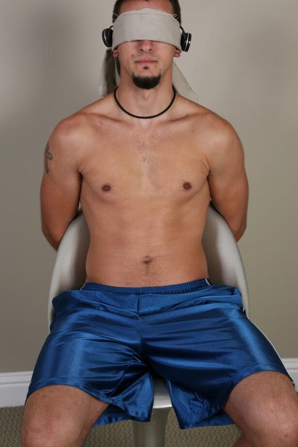 19P Phenix, brune attachée et aux yeux bandés, reçoit un BJ torride de son copain gay Bryan