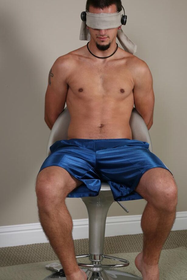 19P Phenix, brune attachée et aux yeux bandés, reçoit un BJ torride de son copain gay Bryan