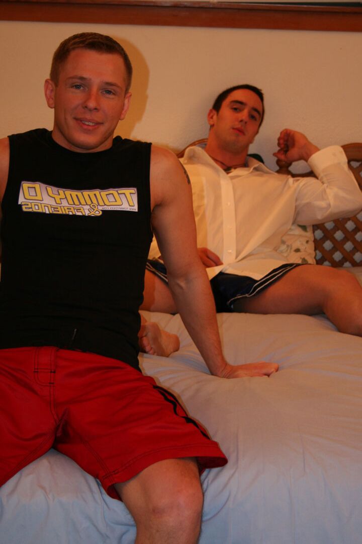 21P Lusty Tommy D dá BJ para seu amigo gay Stewarta antes de se masturbarem juntos