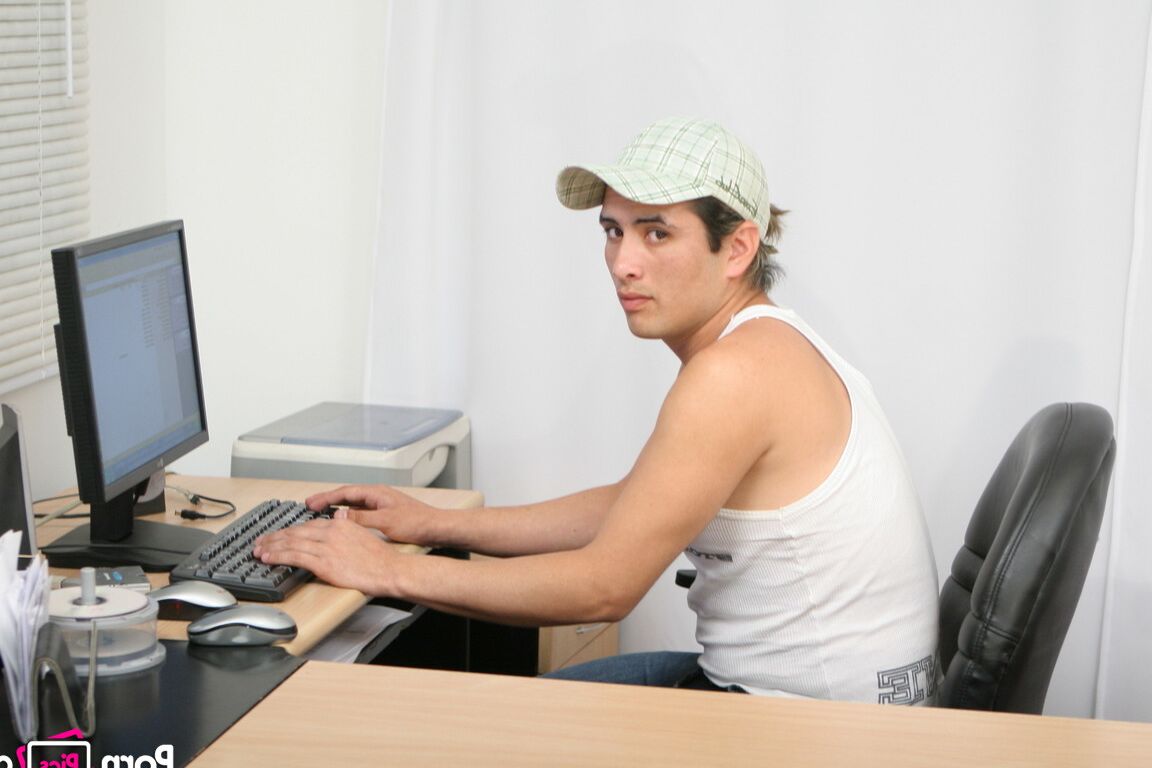 21P Pornobilder Ariel, Ivan