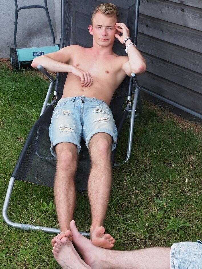 21P Horny gays Milo and Tristan strip and enjoy a foot fetish session